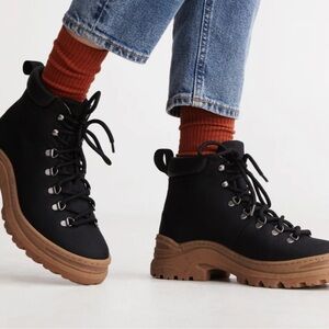 The Weekend Boot in Black Size 6